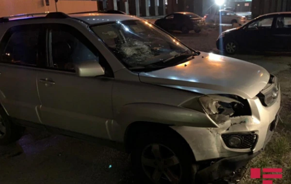 В Баку столкнулись Porsche и KIA, есть пострадавший - ВИДЕО