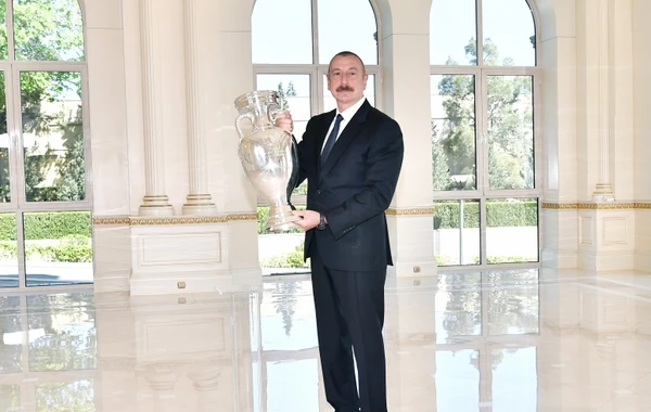 Президенту Ильхаму Алиеву передан кубок ЕВРО-2020 - ФОТО