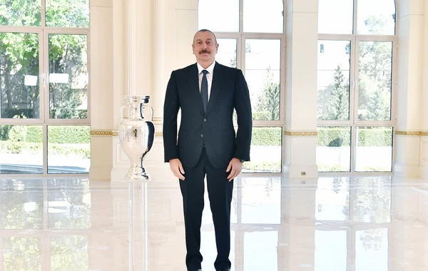 Президенту Ильхаму Алиеву передан кубок ЕВРО-2020 - ФОТО