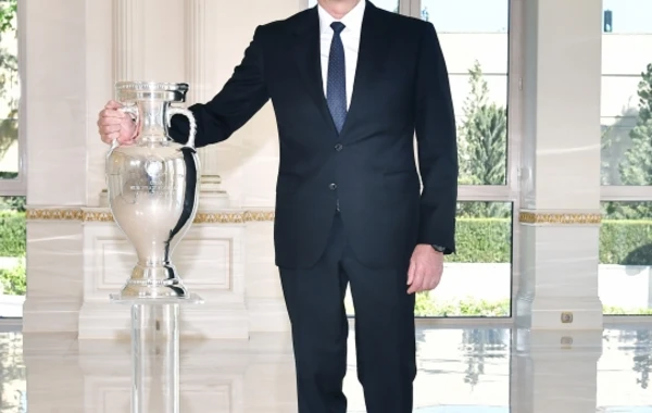 Президенту Ильхаму Алиеву передан кубок ЕВРО-2020 - ФОТО