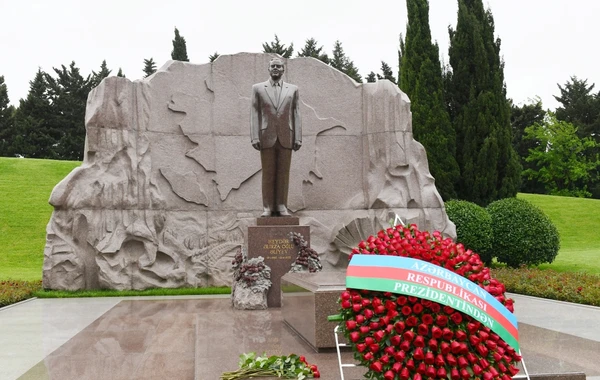 Prezident İlham Əliyev və Mehriban Əliyeva ulu öndər Heydər Əliyevin məzarını ziyarət ediblər - VİDEO