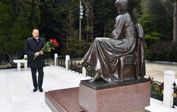 Prezident İlham Əliyev və Mehriban Əliyeva ulu öndər Heydər Əliyevin məzarını ziyarət ediblər - VİDEO
