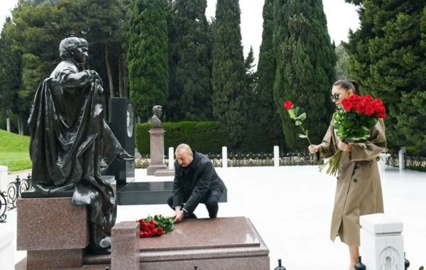 Президент Ильхам Алиев и первая леди Мехрибан Алиева посетили могилу великого лидера Гейдара Алиева - ОБНОВЛЕНО