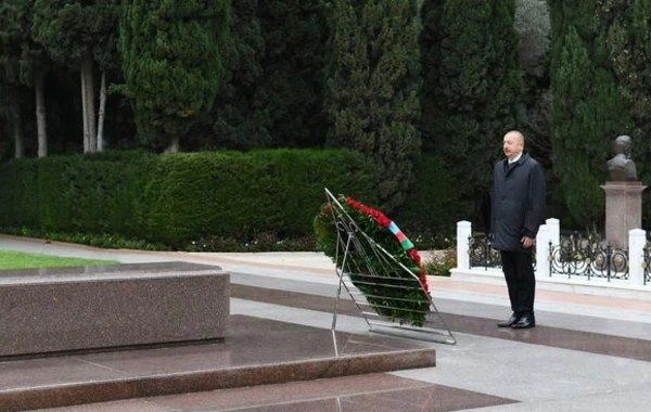 Президент Ильхам Алиев и первая леди Мехрибан Алиева посетили могилу великого лидера Гейдара Алиева - ОБНОВЛЕНО
