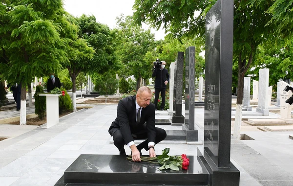 Prezident Naxçıvanda Vətən müharibəsi şəhidlərinin məzarlarını ziyarət edib - FOTO