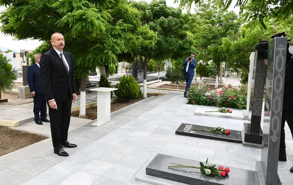Prezident Naxçıvanda Vətən müharibəsi şəhidlərinin məzarlarını ziyarət edib - FOTO
