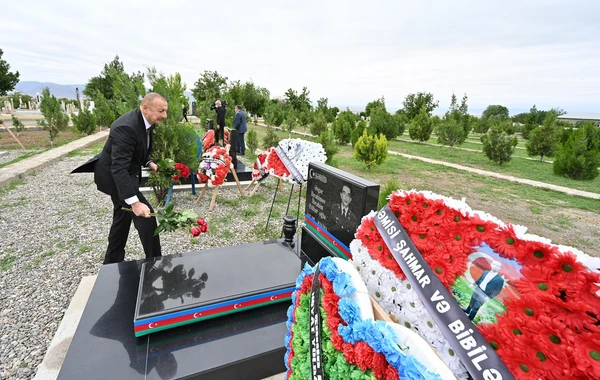 Prezident Naxçıvanda Vətən müharibəsi şəhidlərinin məzarlarını ziyarət edib - FOTO