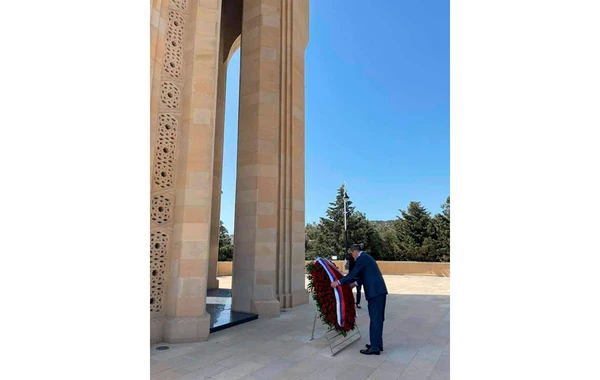 Lavrov Fəxri xiyabanı və Şəhidlər xiyabanını ziyarət edib - FOTO