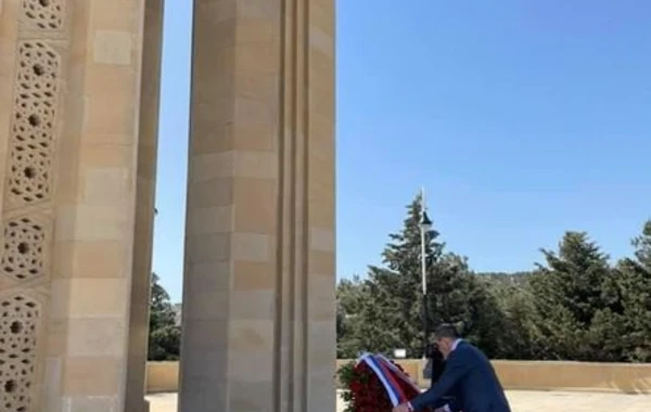 Лавров почтил на Аллее шехидов память героических сынов Азербайджана - ФОТО