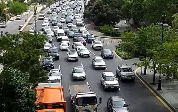 Ремонт на центральной дороге в Баку стал причиной затора - ФОТО
