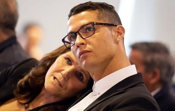 Ronaldunun anası oğlunun “Sportinq”ə keçməsinə çalışır