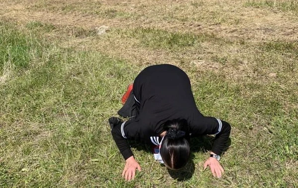 Xalq artisti Şuşaya çatan kimi torpağı öpdü - FOTO