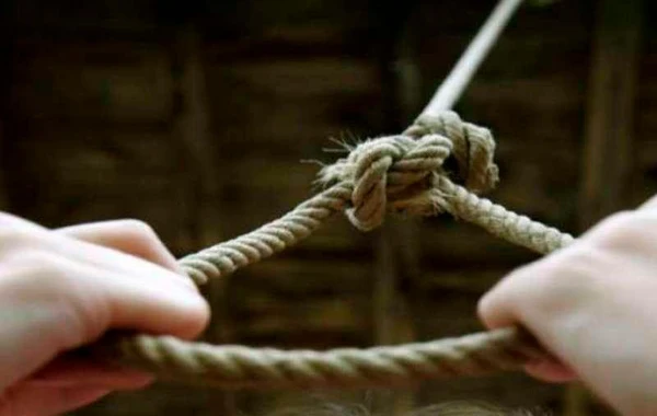 Bakıda vəzifəli şəxs özünü asdı