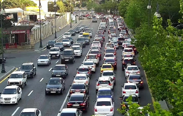 Sürücülərin NƏZƏRİNƏ! Bir sıra küçə və prospektlərdə sıxlıq var - FOTO
