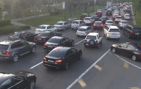 Sürücülərin NƏZƏRİNƏ! Bir sıra küçə və prospektlərdə sıxlıq var - FOTO
