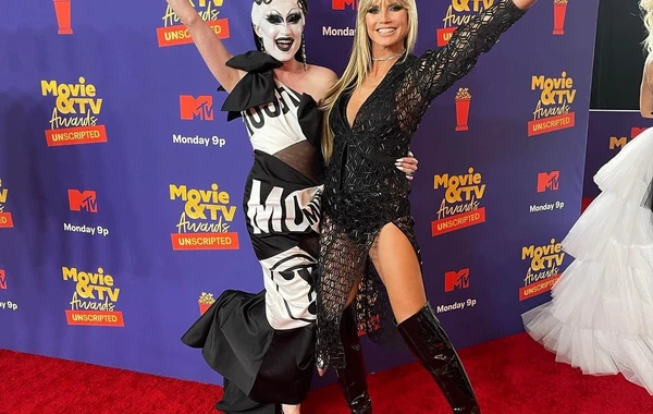 Прозрачный наряд 47-летней модели на премии MTV вызвал споры в сети - ВИДЕО