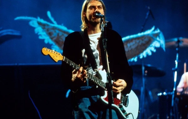 Bu məşhurun saç teli 24 minə satıldı - FOTO