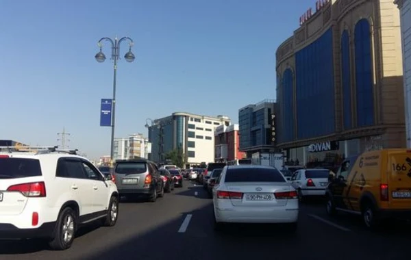 Bakının bəzi yollarında tıxac yaranıb - FOTO