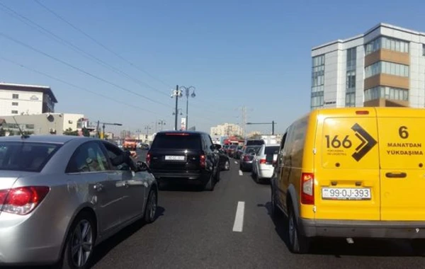 Bakının bəzi yollarında tıxac yaranıb - FOTO