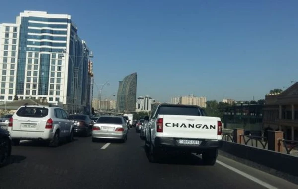 Bakının bəzi yollarında tıxac yaranıb - FOTO