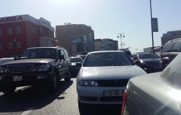 Bakının bəzi yollarında tıxac yaranıb - FOTO