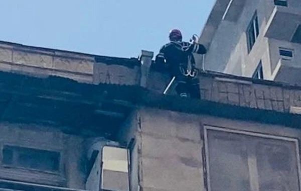 В Баку устранили опасность свисающих с фасада здания бетонных фрагментов - ФОТО