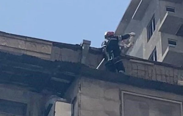В Баку устранили опасность свисающих с фасада здания бетонных фрагментов - ФОТО