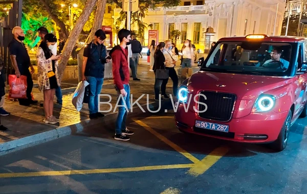 Dayanacaqda avtobusa minə bilməyən vətəndaşlar - FOTO