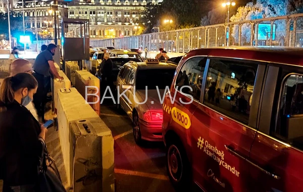 Dayanacaqda avtobusa minə bilməyən vətəndaşlar - FOTO