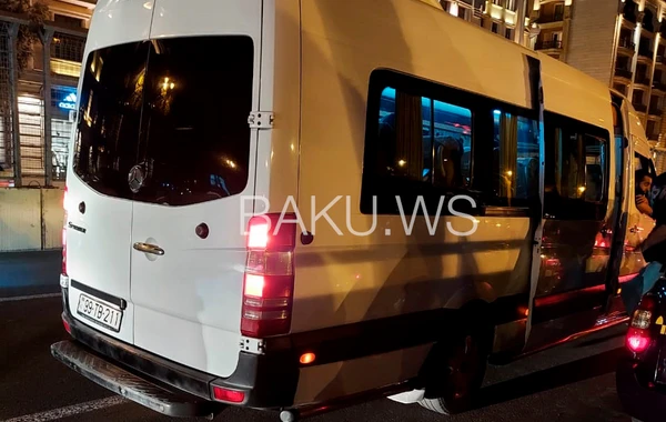 Dayanacaqda avtobusa minə bilməyən vətəndaşlar - FOTO