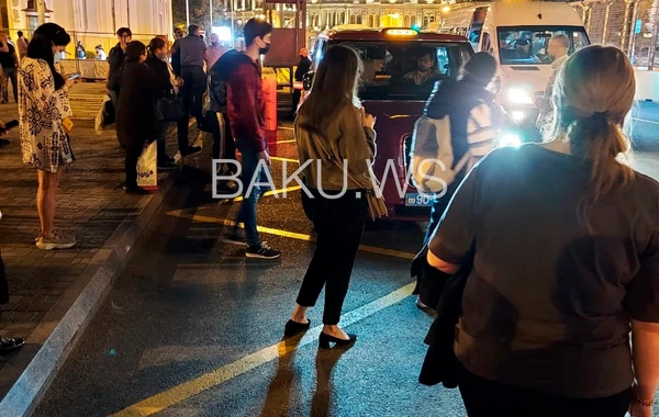 Dayanacaqda avtobusa minə bilməyən vətəndaşlar - FOTO