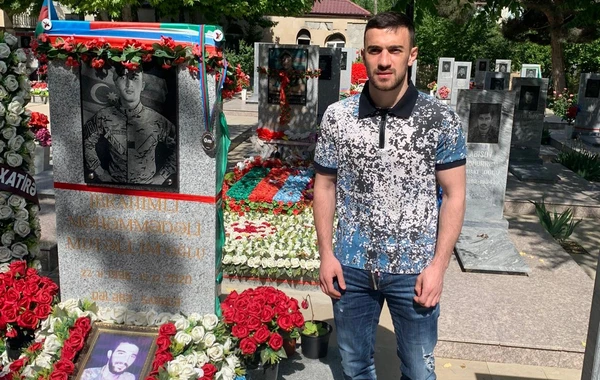 “Qarabağ”ın futbolçusu medalını şəhid məzarından asdı - FOTO