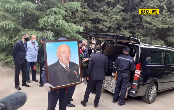 В Баку состоялись похороны Таира Салахова - ВИДЕО