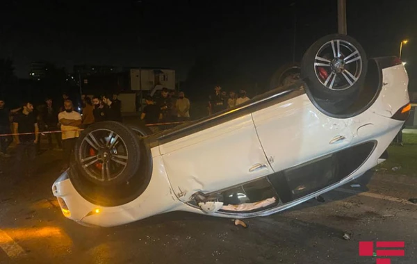 В Баку перевернулся Porsche, тяжело ранена женщина - ФОТО