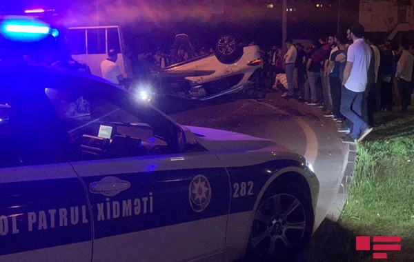 В Баку перевернулся Porsche, тяжело ранена женщина - ФОТО