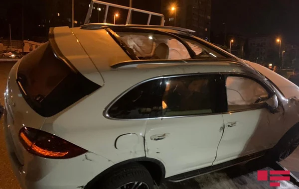 В Баку перевернулся Porsche, тяжело ранена женщина - ФОТО