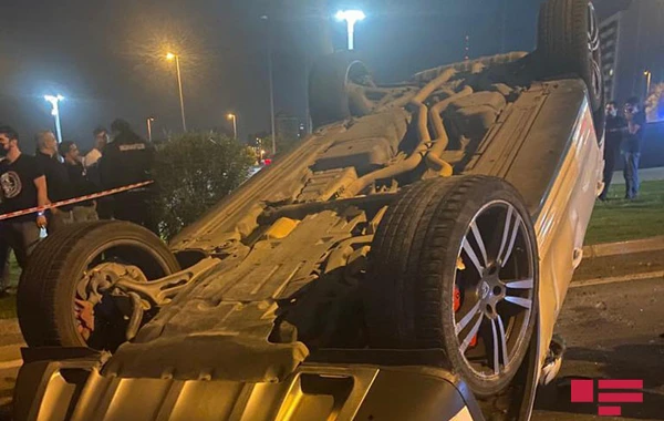 В Баку перевернулся Porsche, тяжело ранена женщина - ФОТО