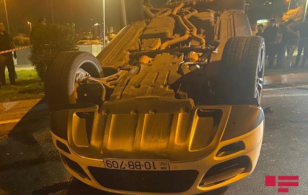 В Баку перевернулся Porsche, тяжело ранена женщина - ФОТО