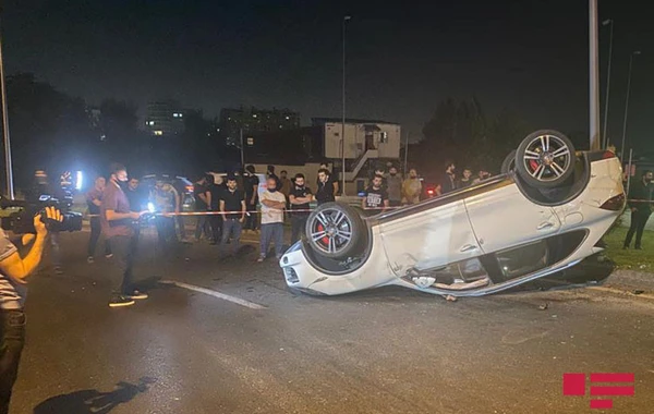 В Баку перевернулся Porsche, тяжело ранена женщина - ФОТО