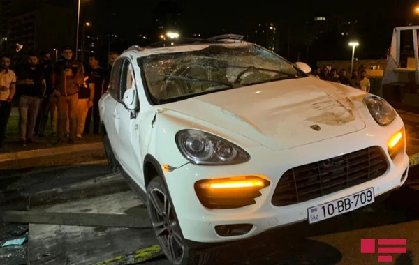 В Баку перевернулся Porsche, тяжело ранена женщина - ФОТО