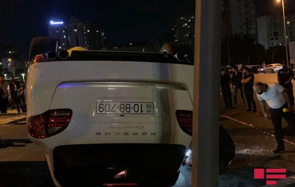 В Баку перевернулся Porsche, тяжело ранена женщина - ФОТО