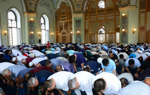 QMİ: "Tezliklə məscidlərdə ibadətlərin tam bərpası üçün dualar edək"
