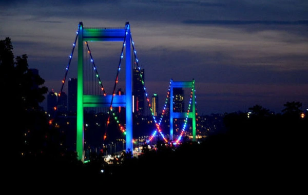 İstanbul körpüləri Azərbaycan bayrağının rənglərinə bürünüb - FOTO