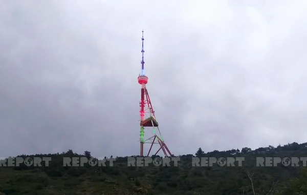 Tbilisi teleqülləsi Azərbaycan bayrağının rəngləri ilə işıqlandırılıb - FOTO