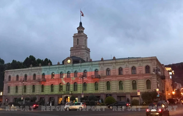 Tbilisi teleqülləsi Azərbaycan bayrağının rəngləri ilə işıqlandırılıb - FOTO