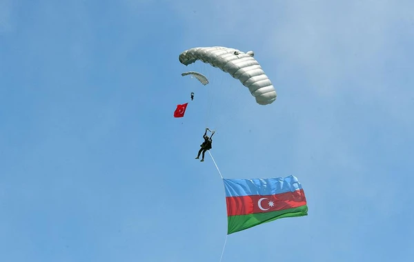 Hərbçilərimiz Azərbaycan bayrağını Konya səmasında dağlalandırdı - FOTO