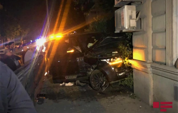 Bakıda “Range Rover” binanın divarına çırpıldı - VİDEO