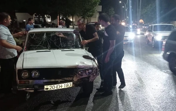 Gəncədə "VAZ" maşınları toqquşdu, avtomobillərdən biri yandı - FOTO