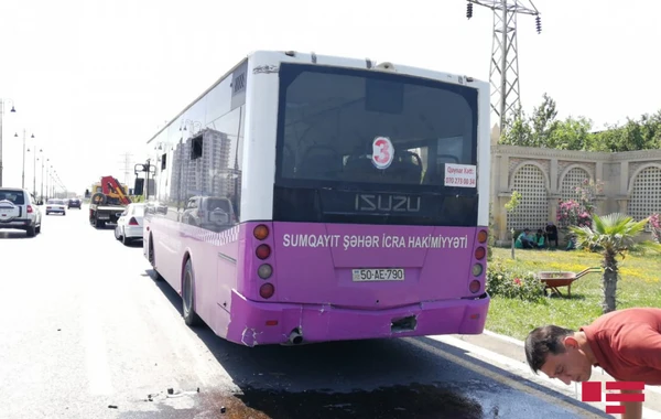 Sumqayıtda avtomobil avtobusa çırpıldı, xəsarət alanlar var - FOTO