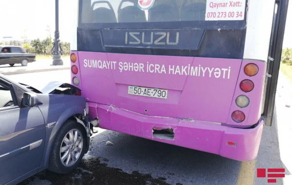 Sumqayıtda avtomobil avtobusa çırpıldı, xəsarət alanlar var - FOTO